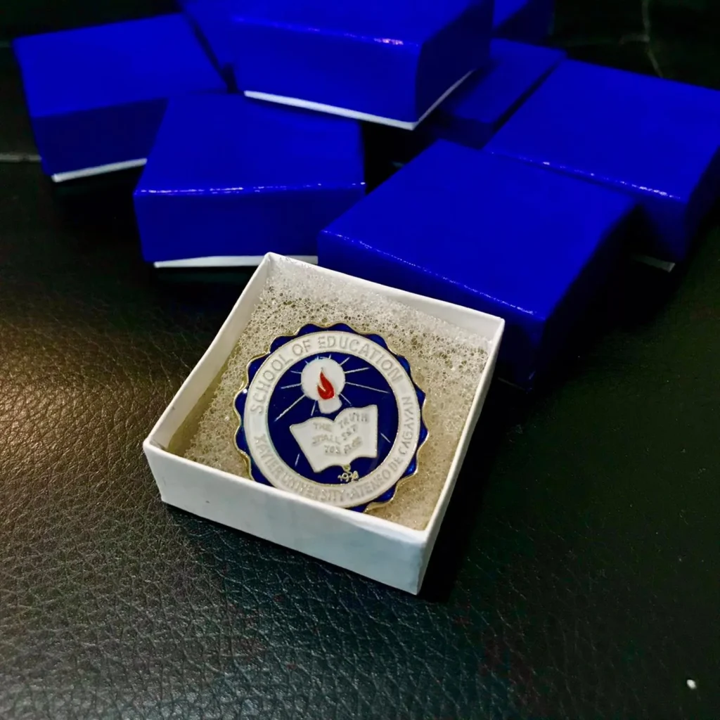 single-enamel-collar-pin-xavier-uni